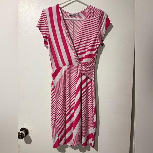 🎉4/30$🎉 Pink and White Ruched Mini Dress V-Neck Short Sleeve🤍 - Picture 1 of 3